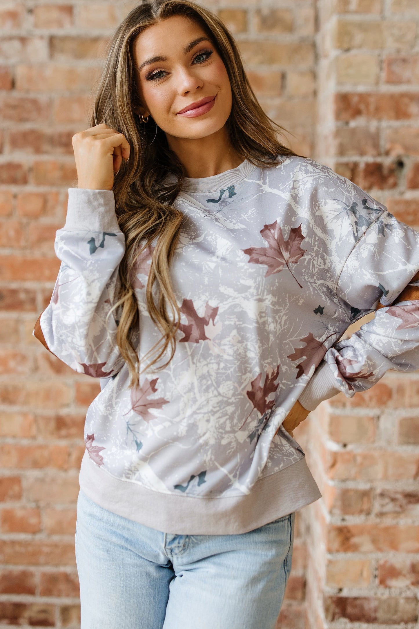 Sudadera informal de camuflaje de hoja de arce gris con rayas universitarias en las mangas