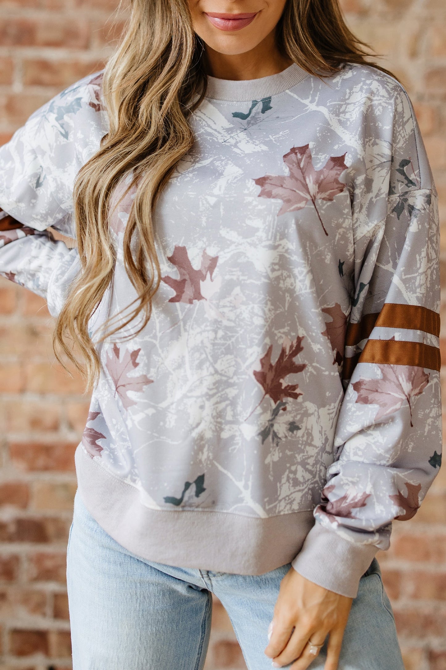 Sudadera informal de camuflaje de hoja de arce gris con rayas universitarias en las mangas