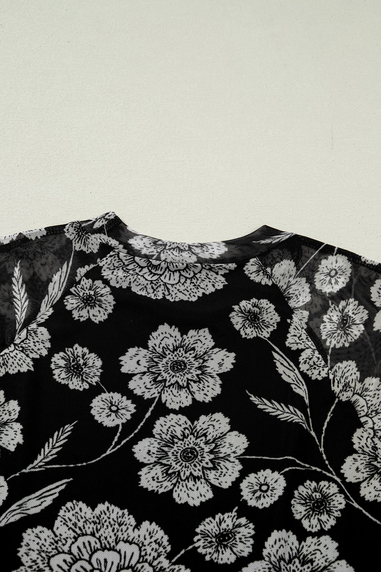 Top de malla de manga larga con agujero para el pulgar y estampado floral marrón
