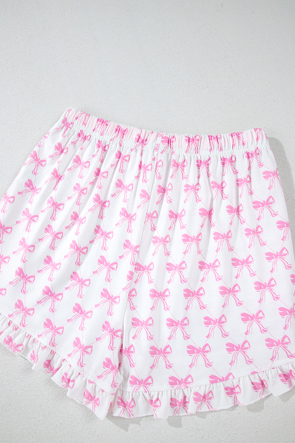 Conjunto de pijama de camisa con estampado de lazo rosa y shorts con dobladillo con volantes