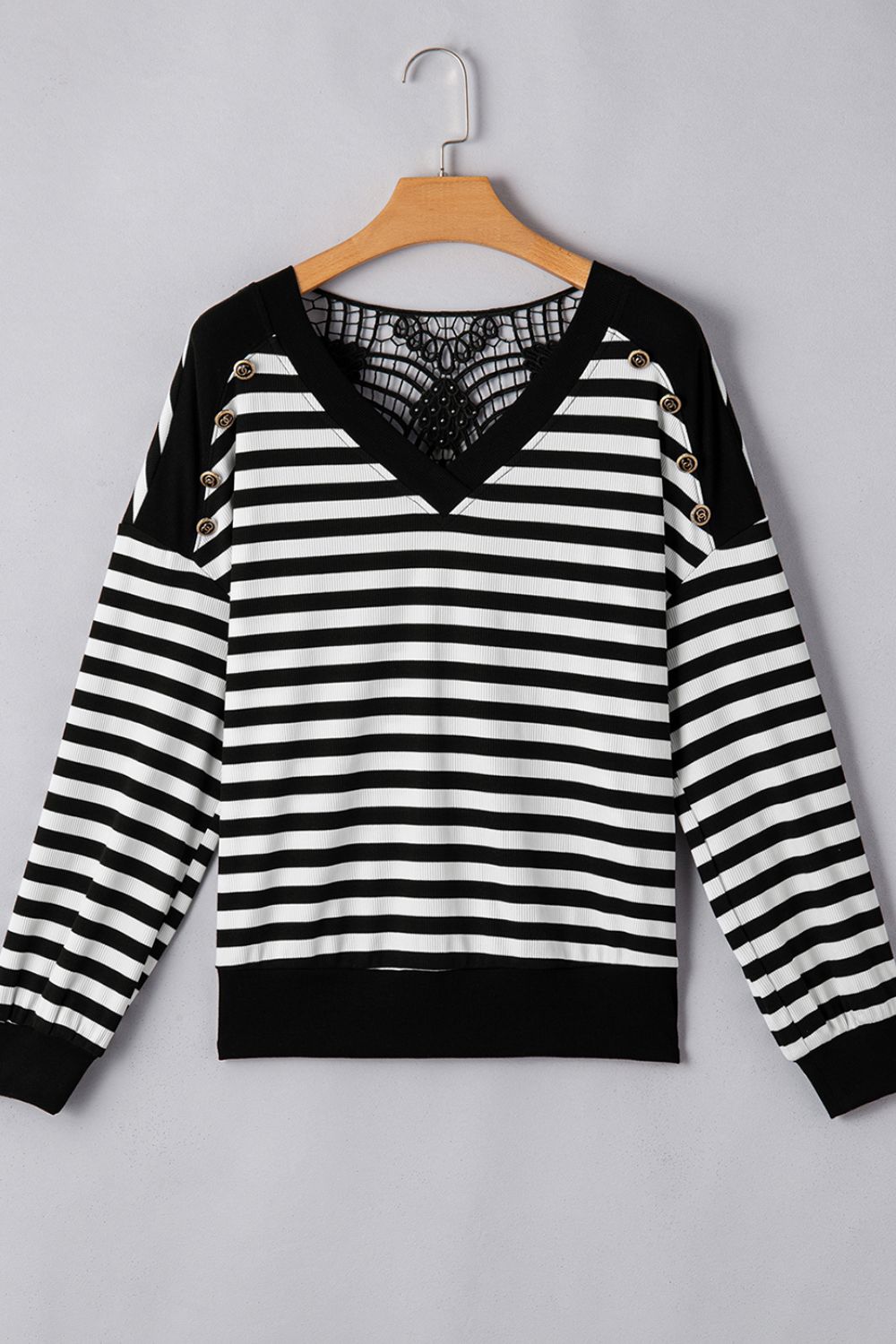 Top de pico con detalle de encaje a rayas