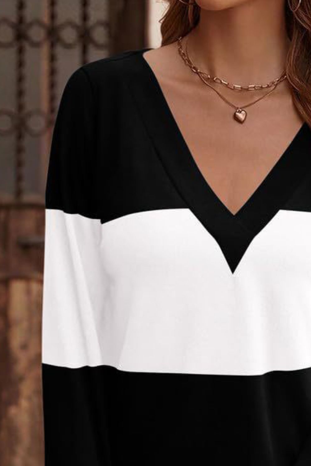 Camiseta de Manga Larga con Cuello de Pico en Contraste y Botones Decorativos