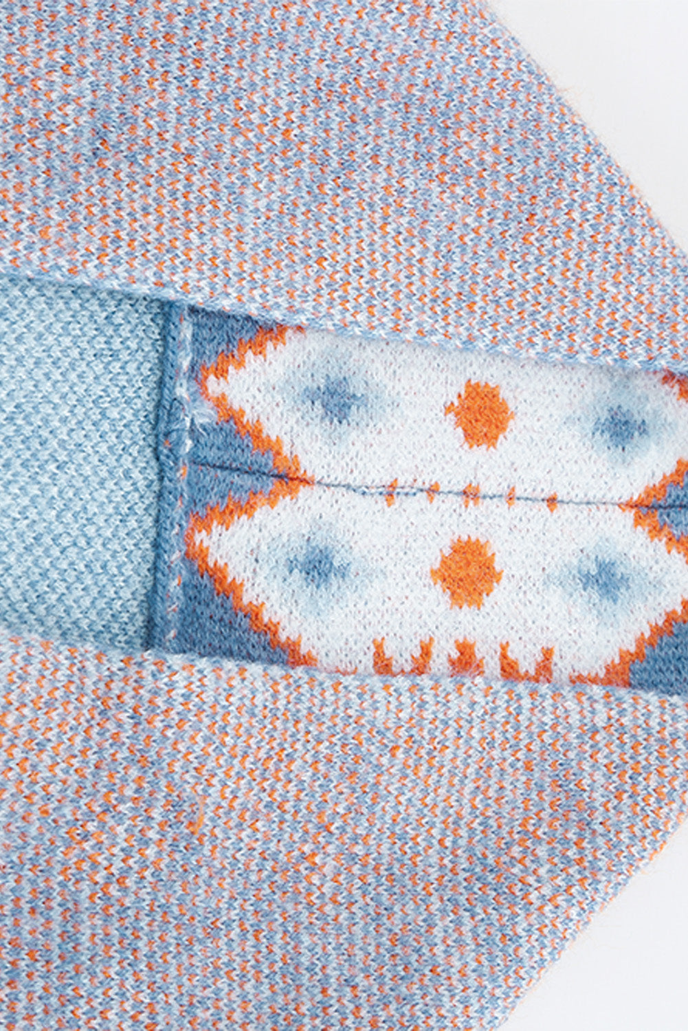 Cárdigan de punto azul con estampado azteca y frente abierto