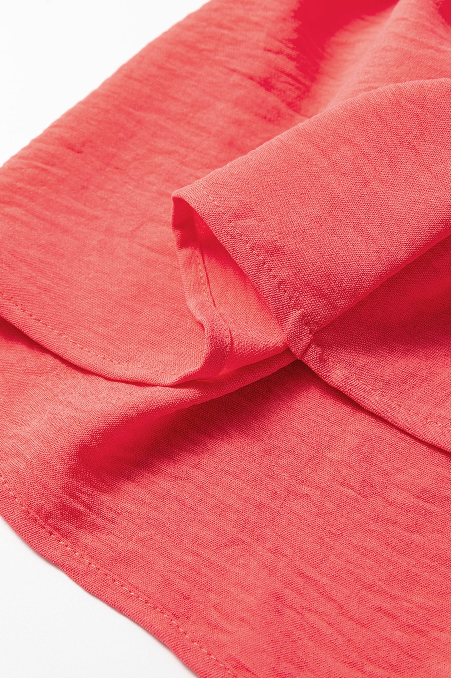 Camisa de manga larga con botones, cuello en V y ribete de ricrac en contraste color coral