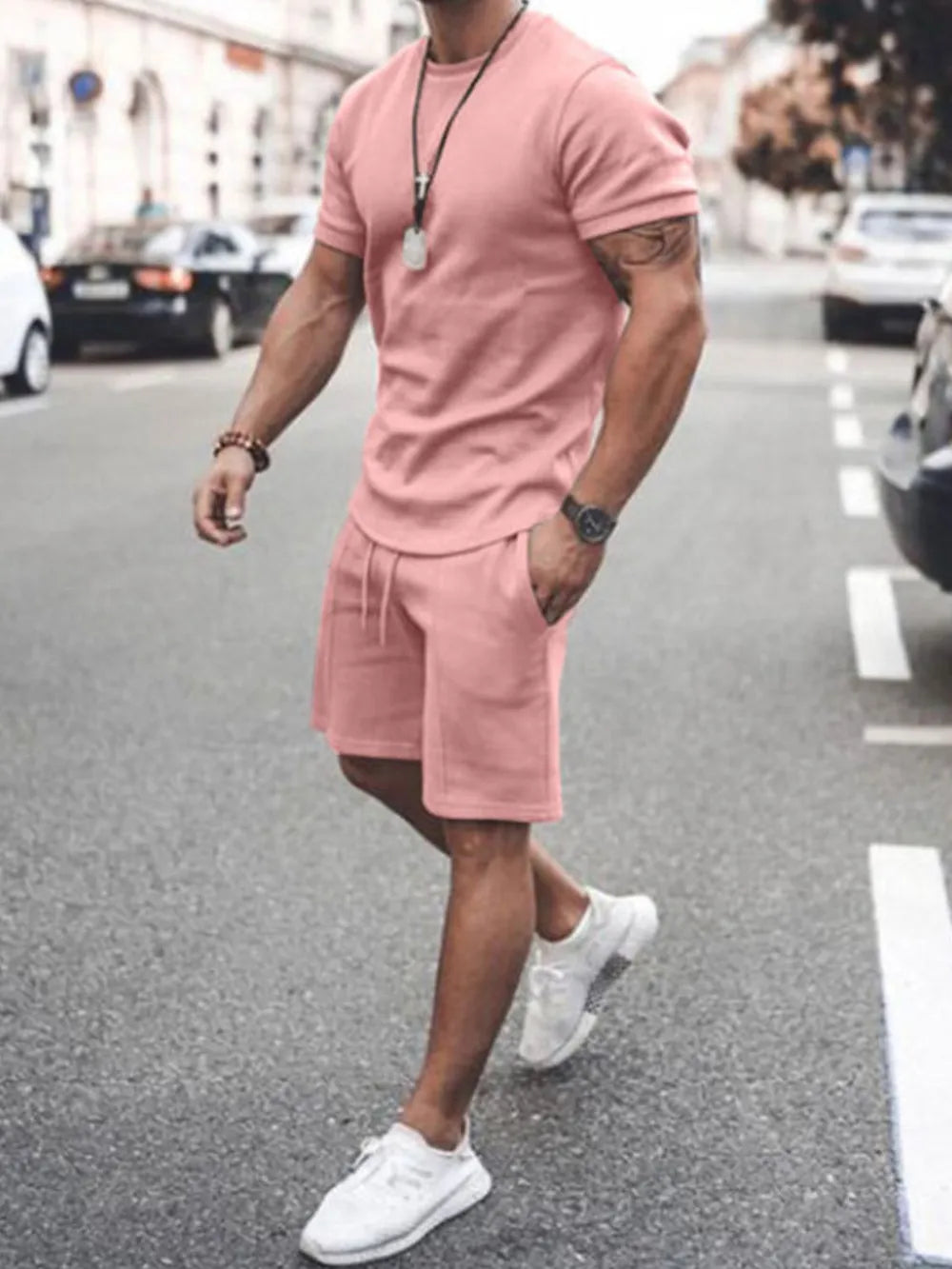 Conjunto de camiseta de manga corta con cuello redondo y pantalones cortos de talla grande para hombre