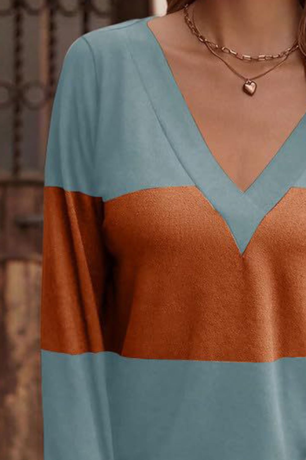 Camiseta de Manga Larga con Cuello de Pico en Contraste y Botones Decorativos