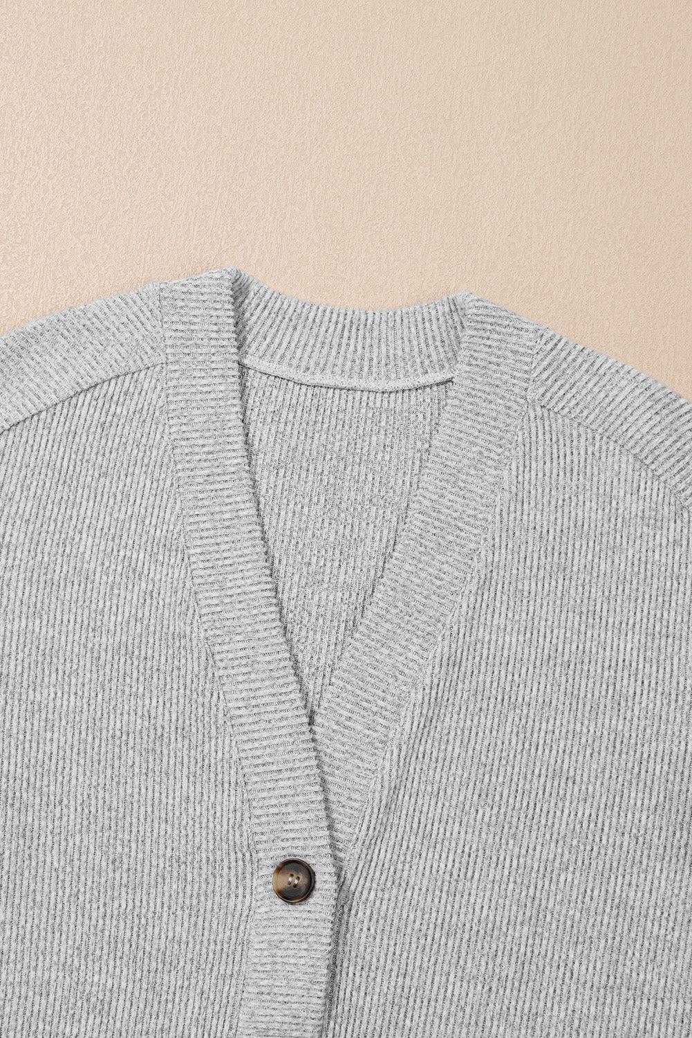 Conjunto de salón de 3 piezas en canalé gris claro: top corto, shorts a juego y cárdigan