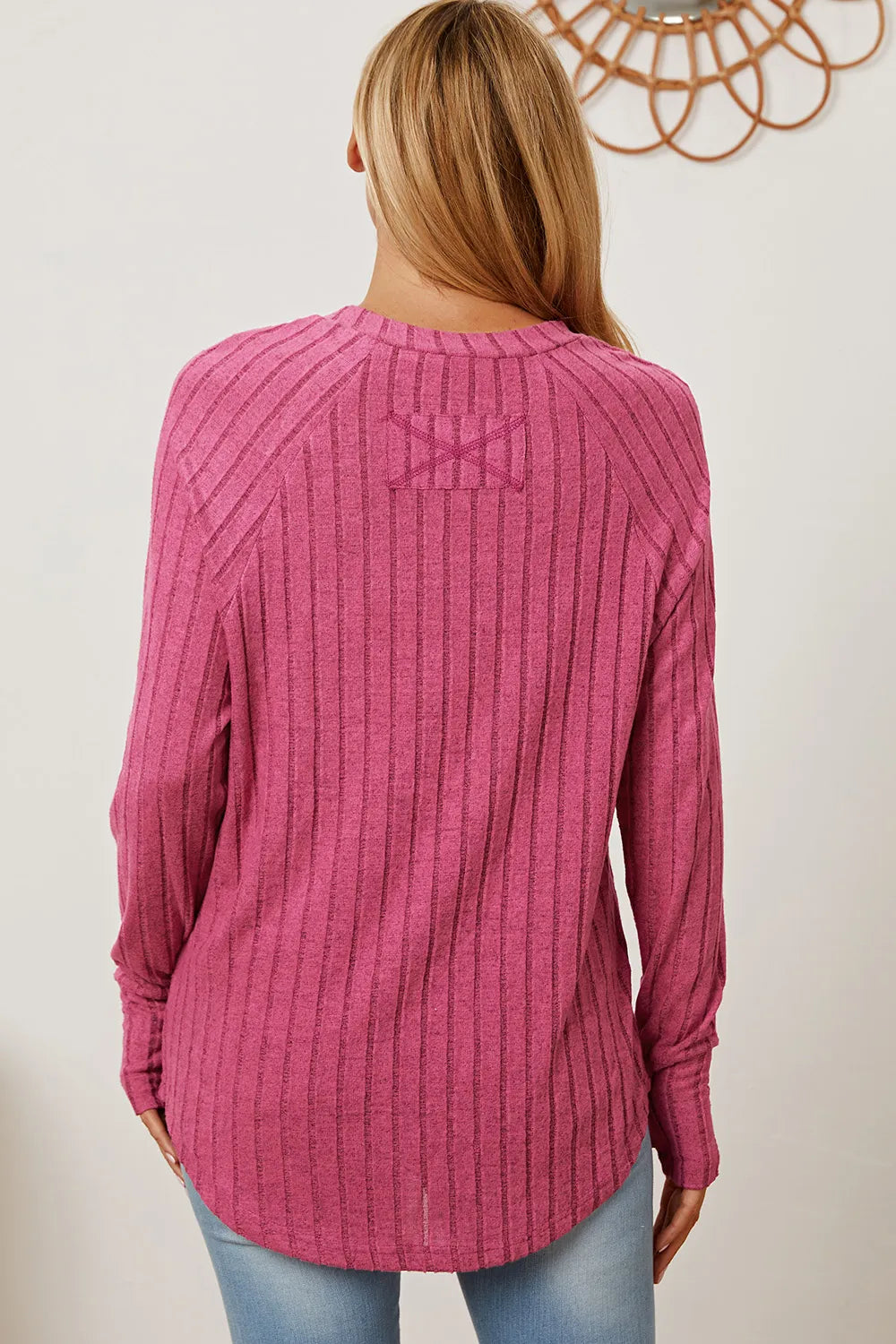 Camiseta básica de canalé con manga de orificio para pulgar y de talla completa para mujer