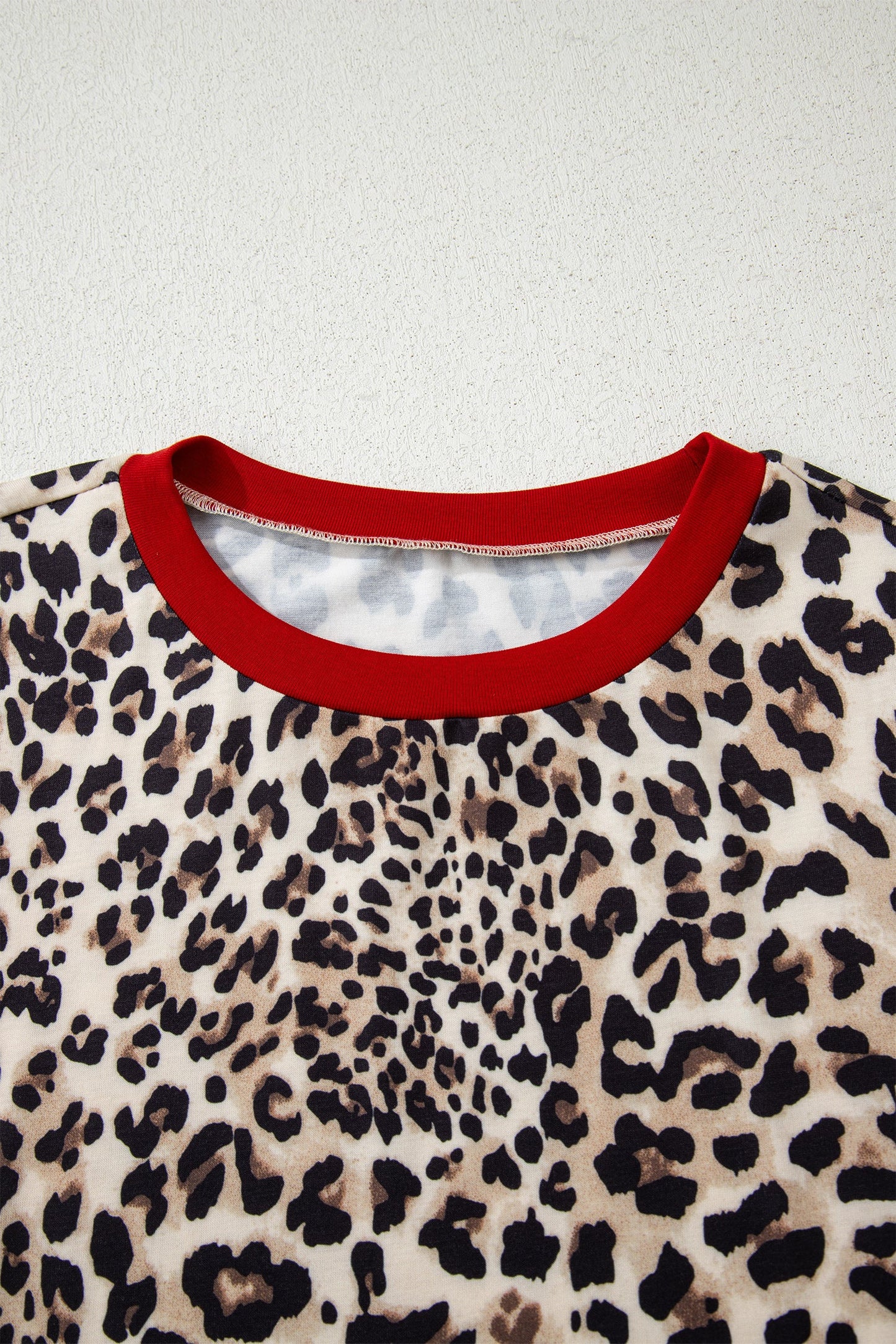 Top de manga larga con cuello redondo y estampado de leopardo marrón con ribete en contraste