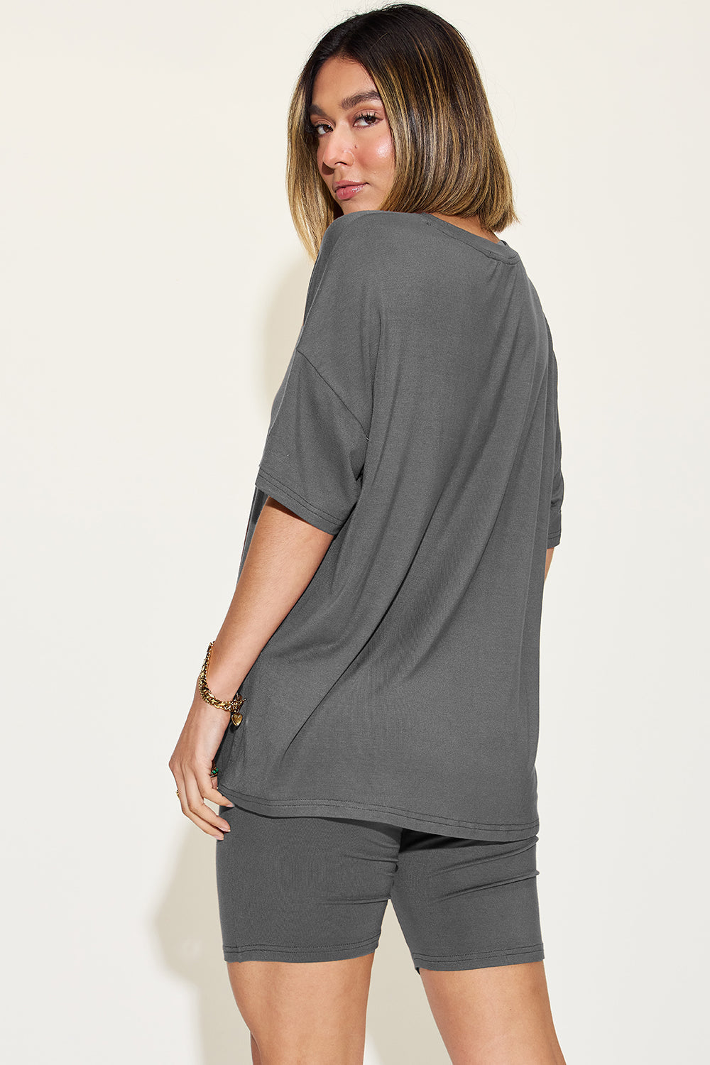 Conjunto de camiseta con cuello en V de talla grande Basic Bae con hombros caídos y pantalones cortos