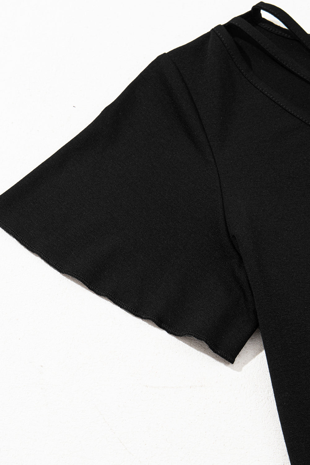 Camiseta Negra con Escote Cruzado en V y Manga de Mariposa
