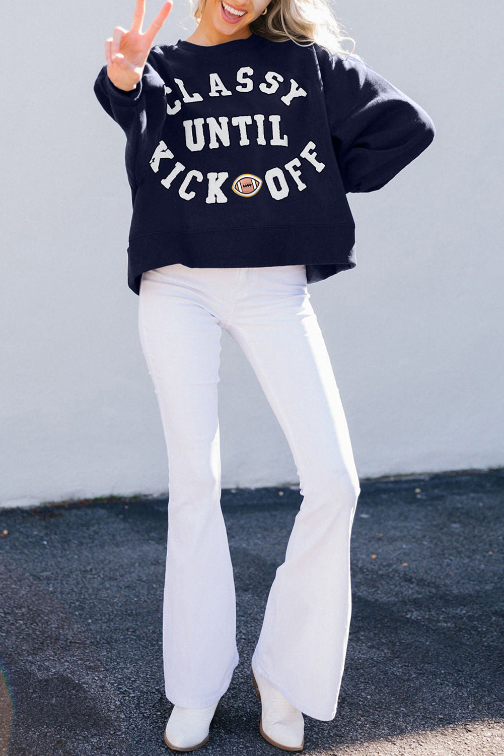 Sudadera suelta con letras de peluche "CLASSY UNTIL KICKOFF" negra