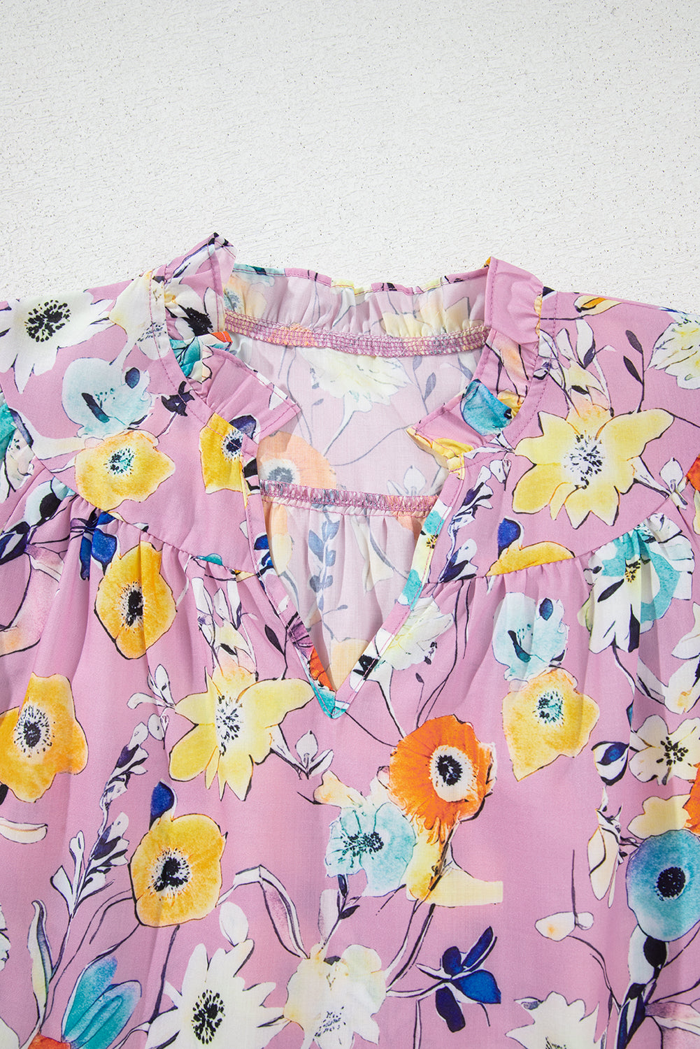 Top floral rosa con manga mariposa y cuello en V