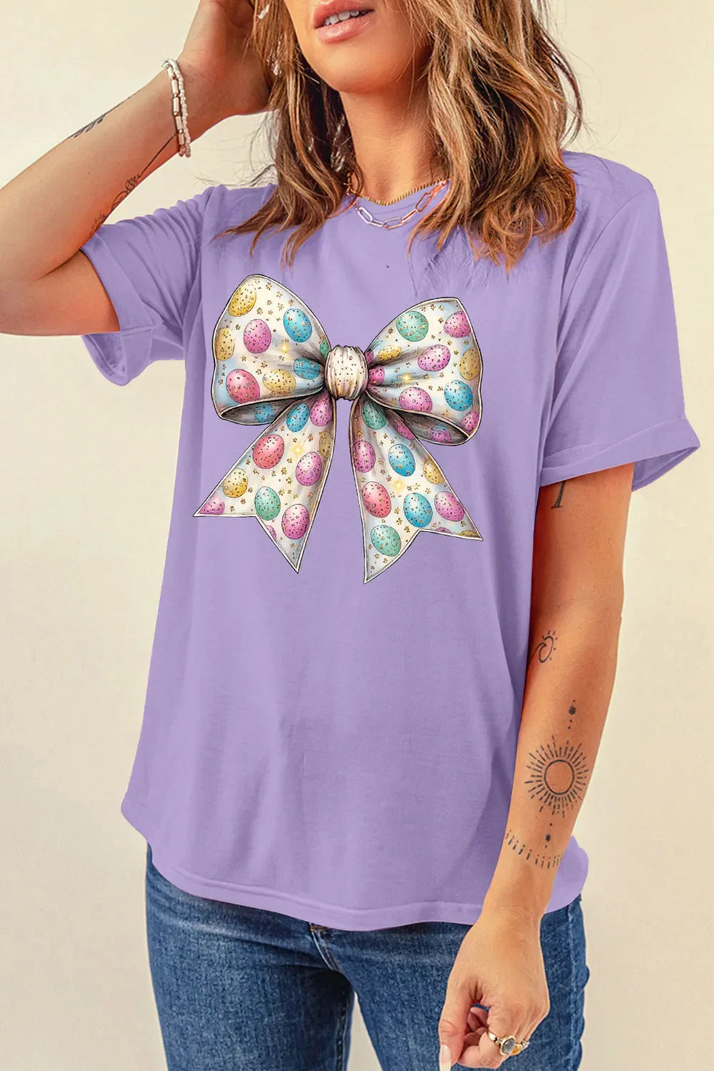 Camiseta de manga corta con cuello redondo y estampado de lazo