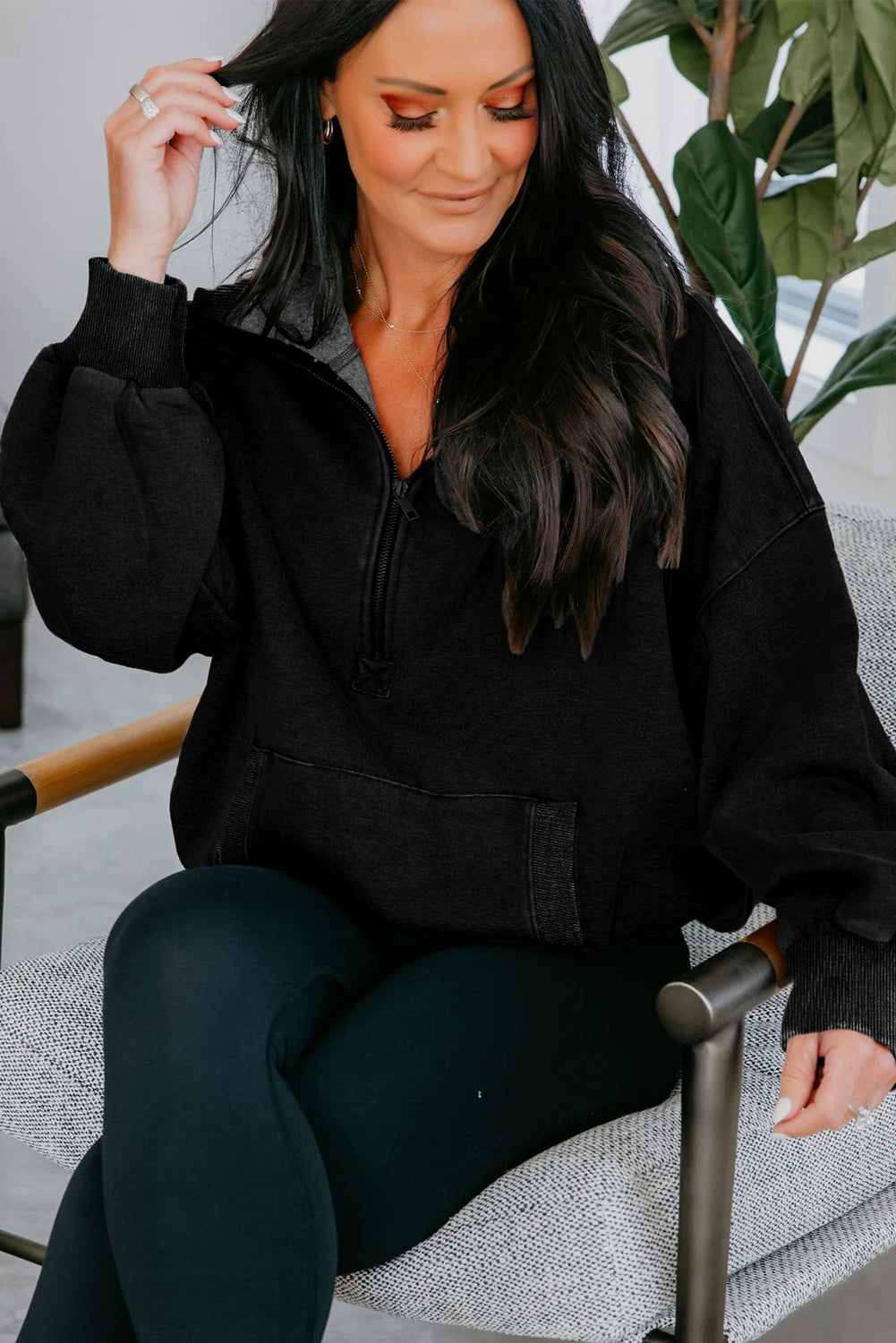 Sudadera con capucha holgada de lavado mineral con medio cierre y bolsillo canguro, negra