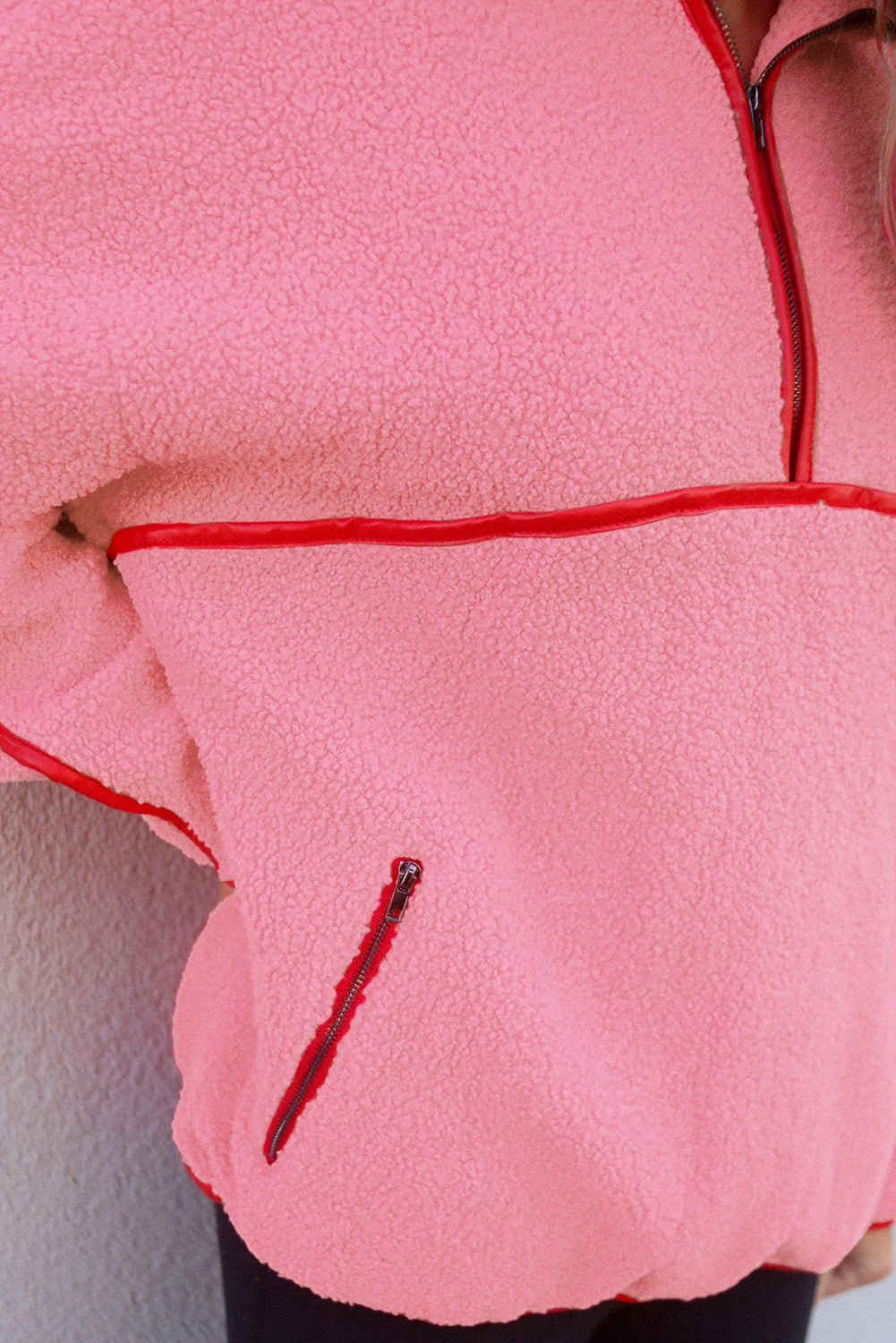 Sudadera de felpa rosa fresa con cremallera corta, detalles de sherpa en contraste y bolsillos con ribete de piel sintética