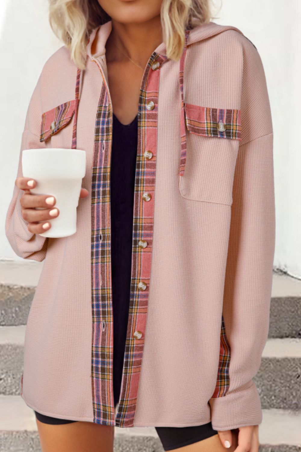 Chaqueta tipo camisa con capucha y cordón, patchwork de cuadros y tejido de gofre