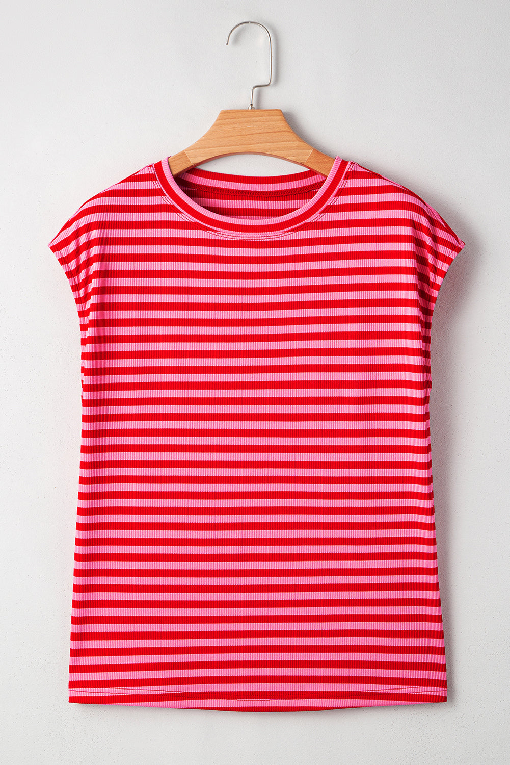 Camiseta de manga corta con cuello redondo, canalé y rayas rojas