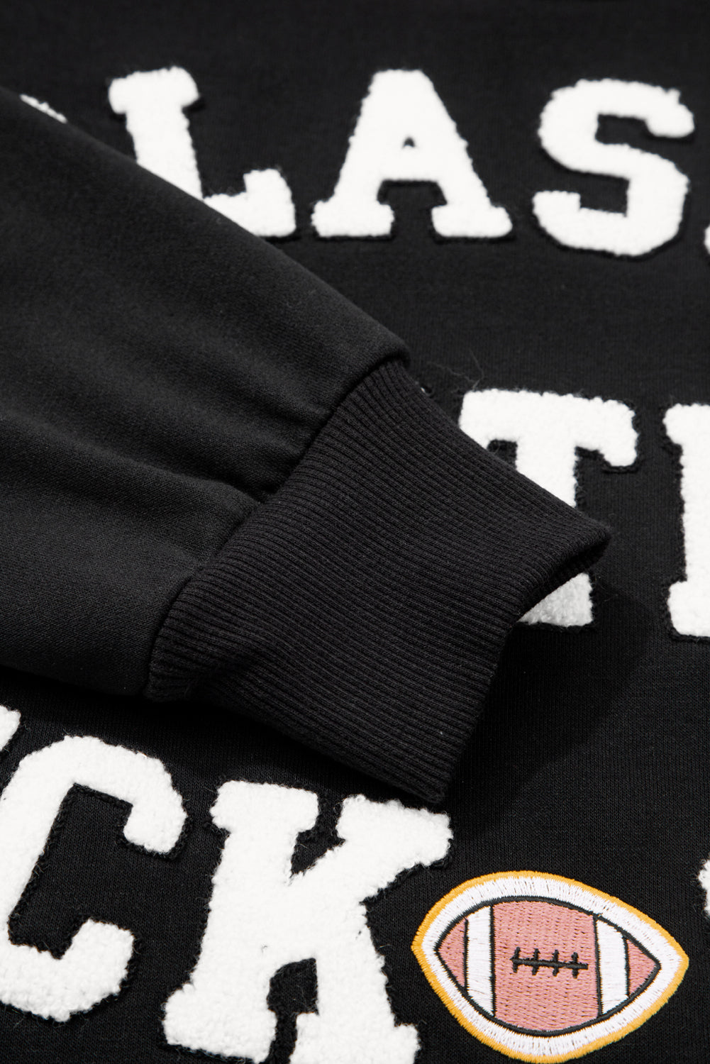 Sudadera suelta con letras de peluche "CLASSY UNTIL KICKOFF" negra