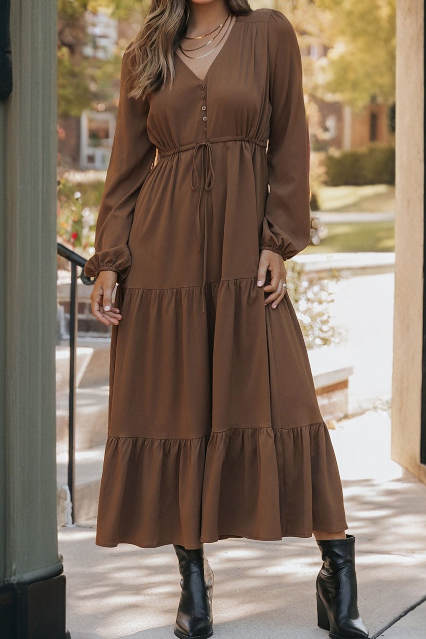 Vestido maxi escalonado con cuello en V y botones de manga larga, liso, verde negruzco