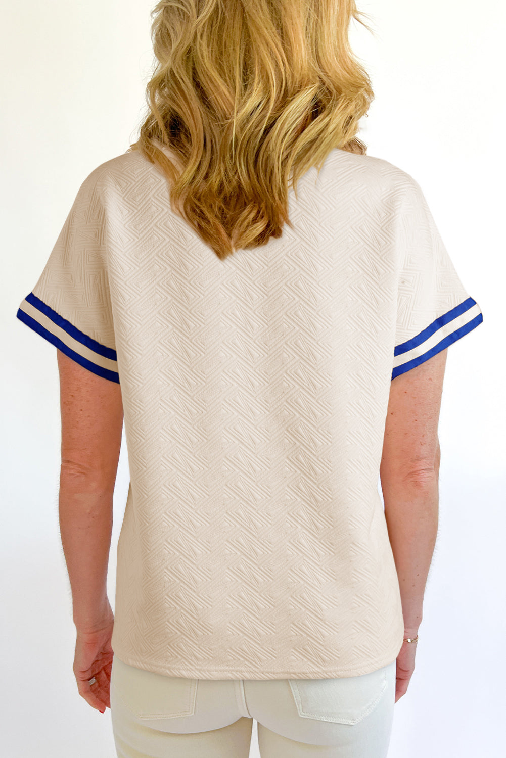 Top de manga corta con cremallera de un cuarto, diseño color block, textura con rayas preppy, color beige