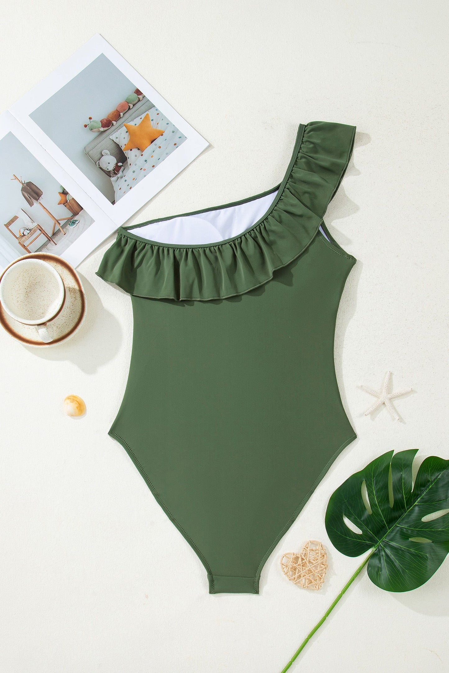 Traje de baño de una pieza con cuello asimétrico, ribete con volantes y color negro liso