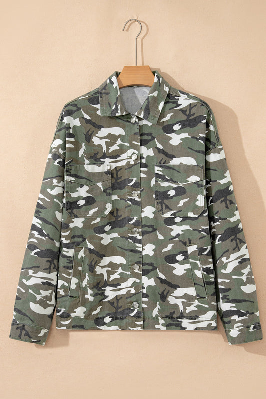 Chaqueta vaquera holgada con bolsillos en el pecho de camuflaje verde