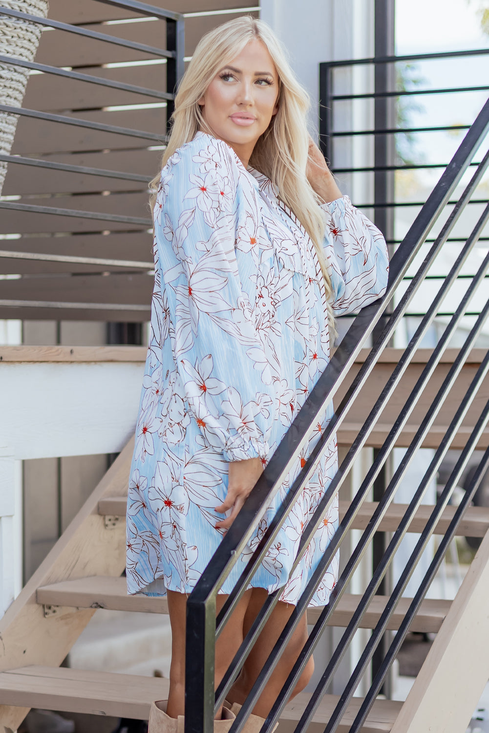 Minivestido con cuello atado y manga 3/4 con estampado floral marrón