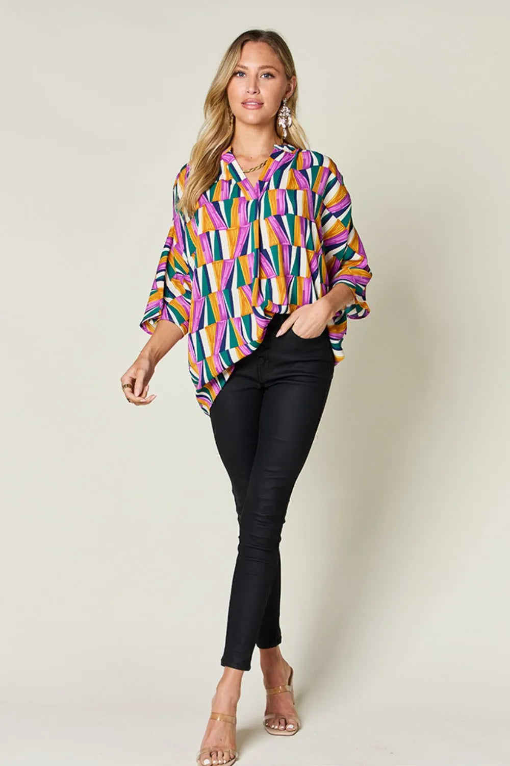 Top de manga dolman con muescas y estampado geométrico "Double Take" de talla grande