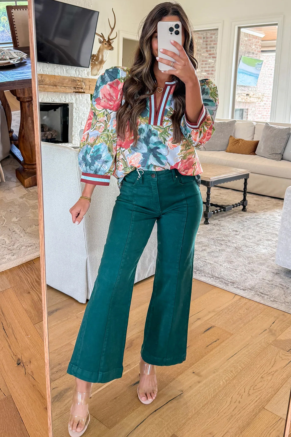 Blusa floral de cuello en V con ribete de contraste azul cielo y manga tres cuartos con puño