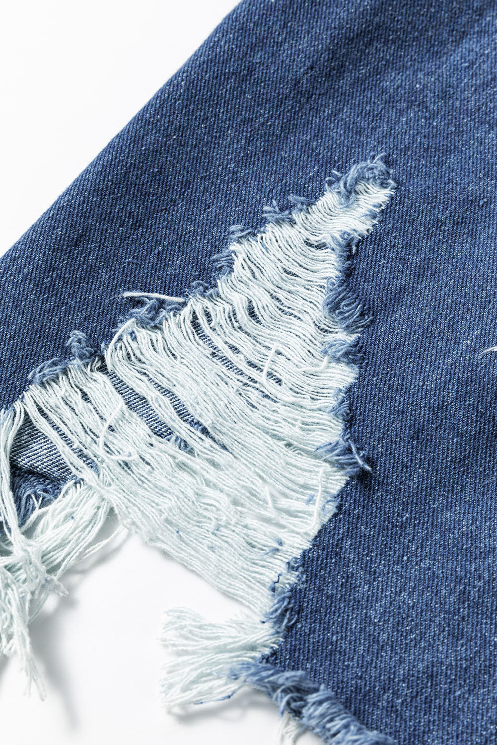 Chaqueta larga de jean celeste con lavado claro, efecto envejecido y deshilachado
