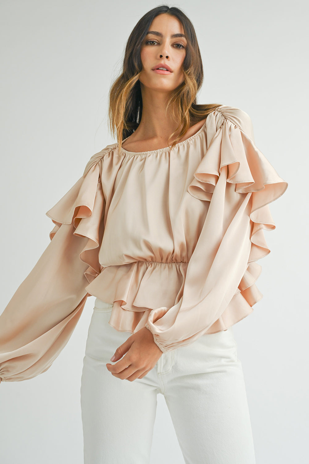 Blusa peplum con volantes, espalda con abertura tipo ojo de cerradura y cordones color avena