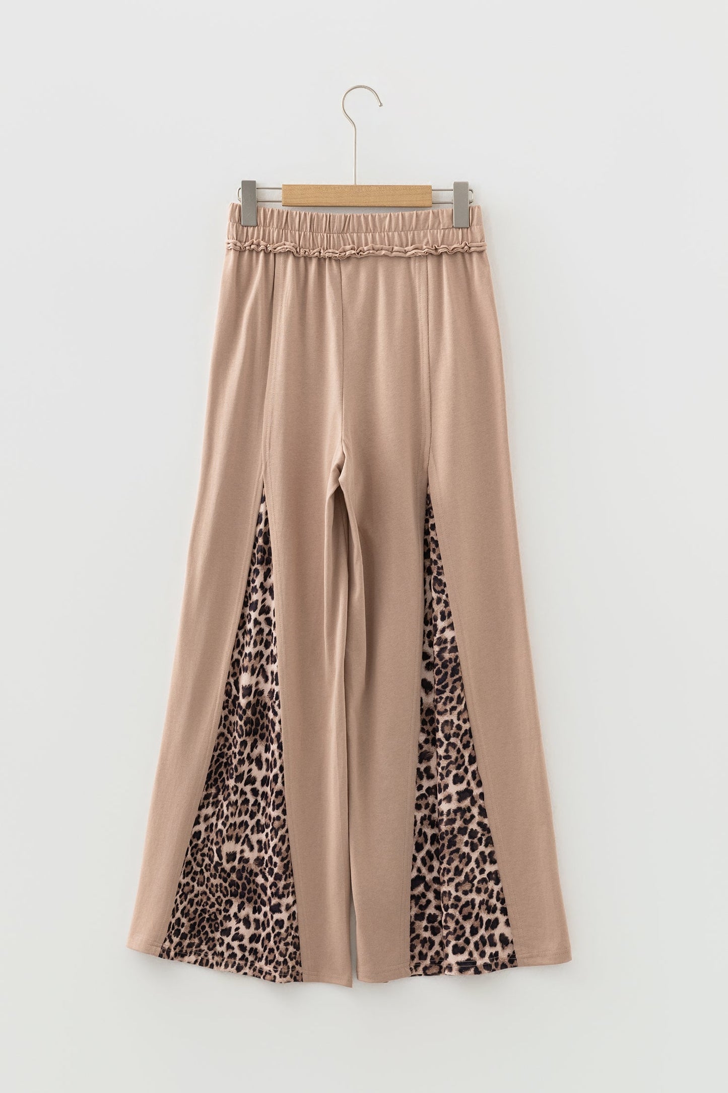 Pantalones de pernera ancha con estampado de leopardo de lavado mineral y color amarillo pajizo