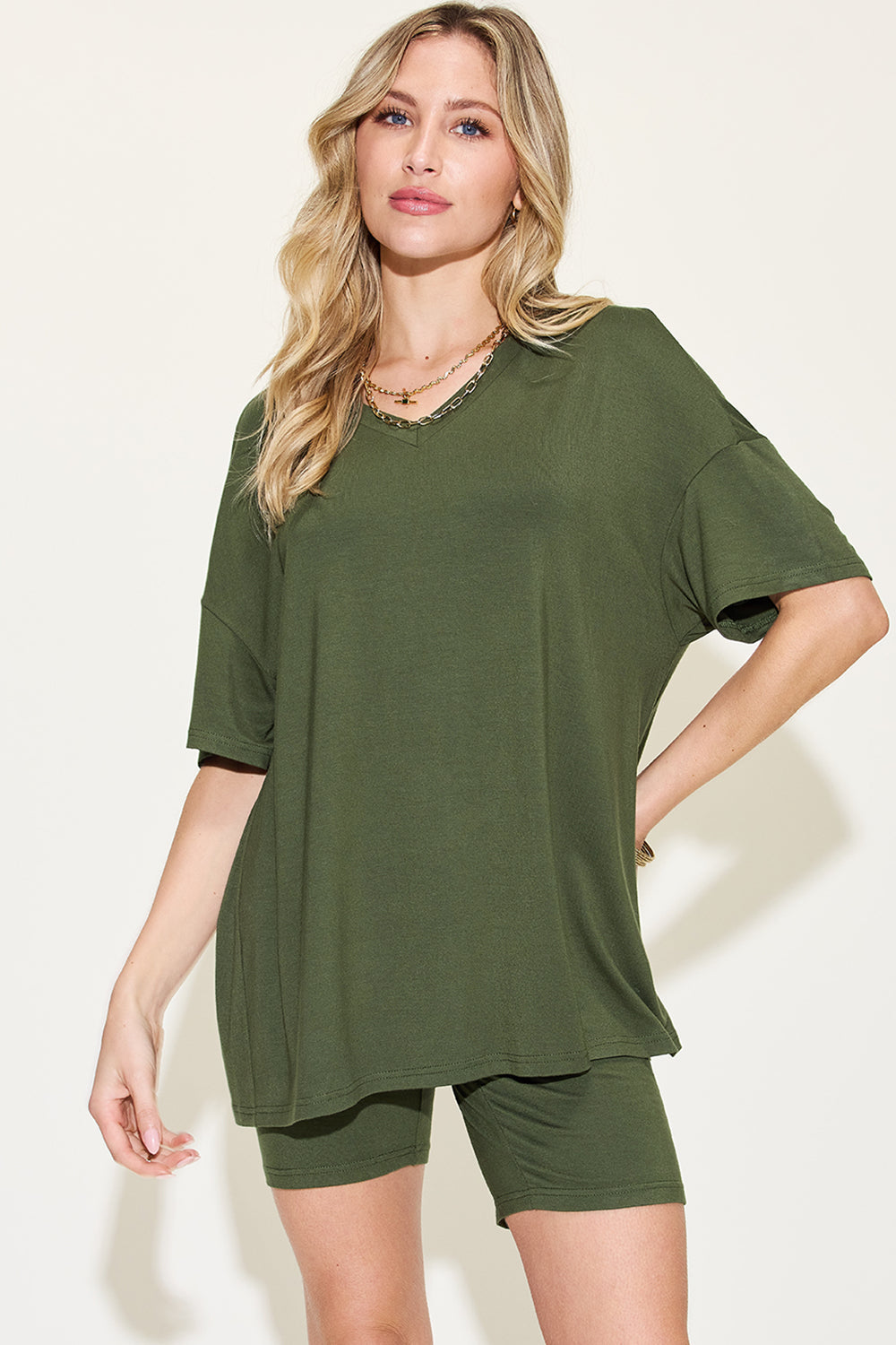 Conjunto de camiseta con cuello en V de talla grande Basic Bae con hombros caídos y pantalones cortos