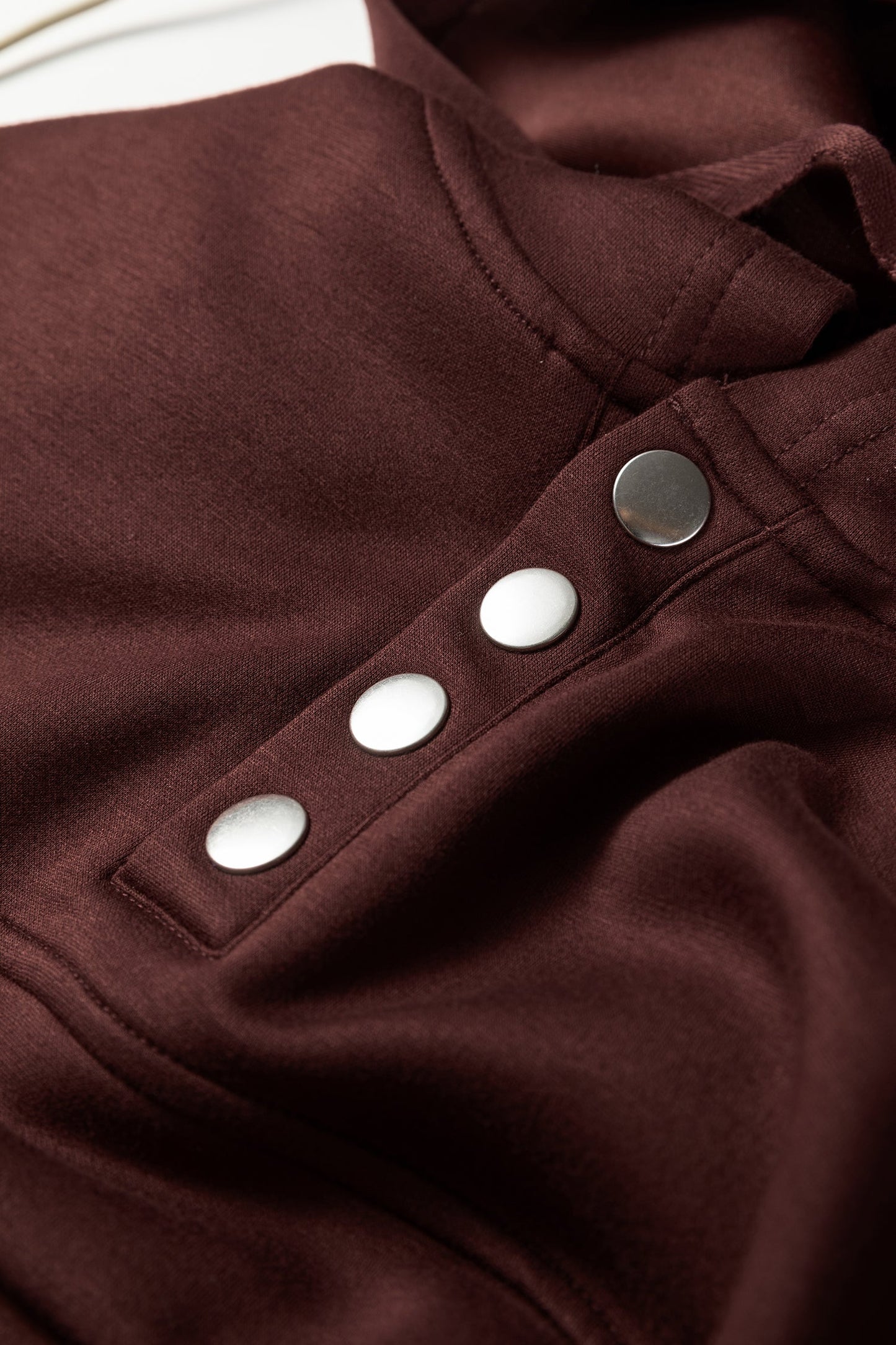 Conjunto de 2 piezas de Sudadera Corta con Capucha, Cordón, Botones y Jogger color café de achicoria