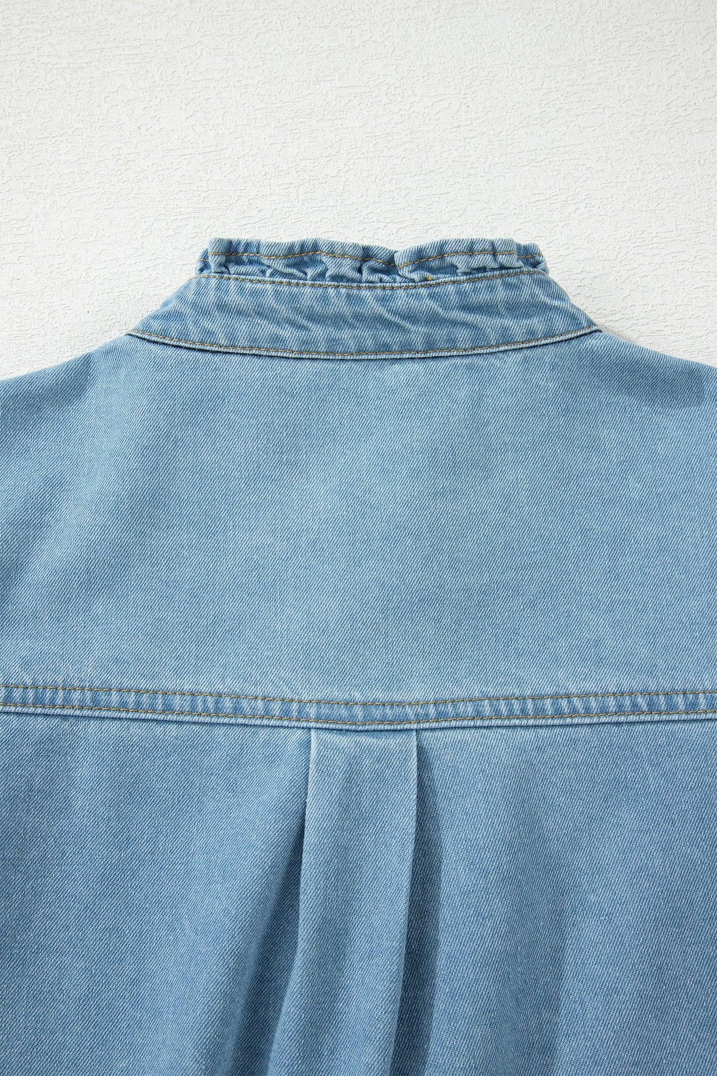 Minivestido vaquero Myosotis de manga corta con volantes y botones y detalle fruncido