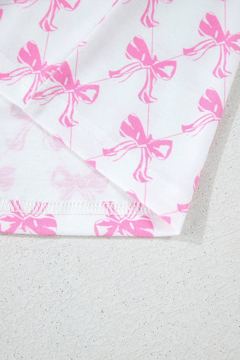 Conjunto de pijama de camisa con estampado de lazo rosa y shorts con dobladillo con volantes
