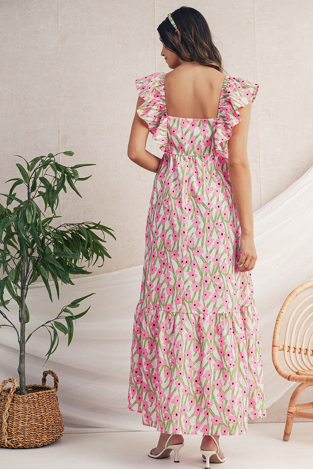 Maxivestido con estampado floral azul, escote cuadrado y tirantes con volantes