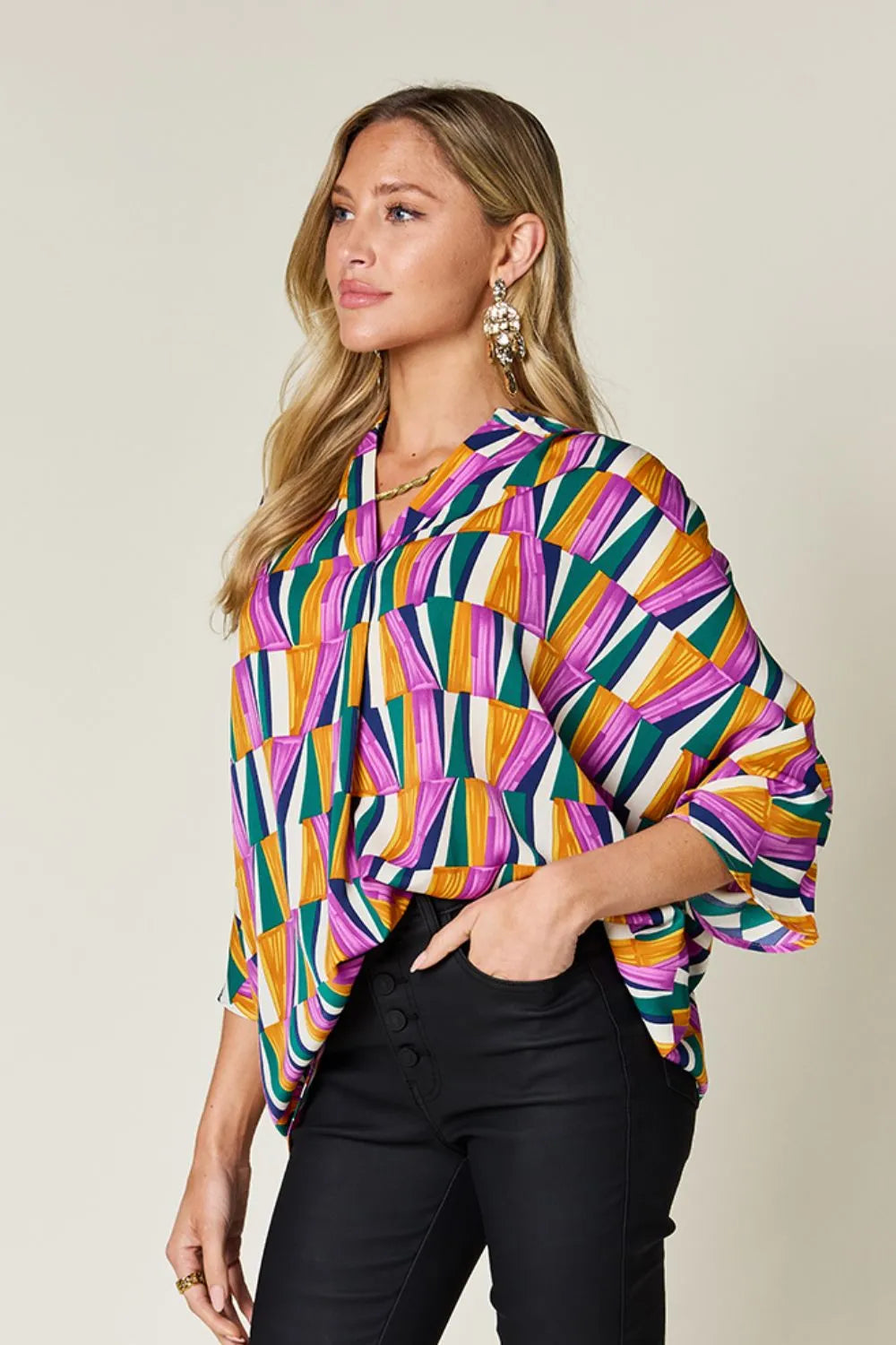 Top de manga dolman con muescas y estampado geométrico "Double Take" de talla grande