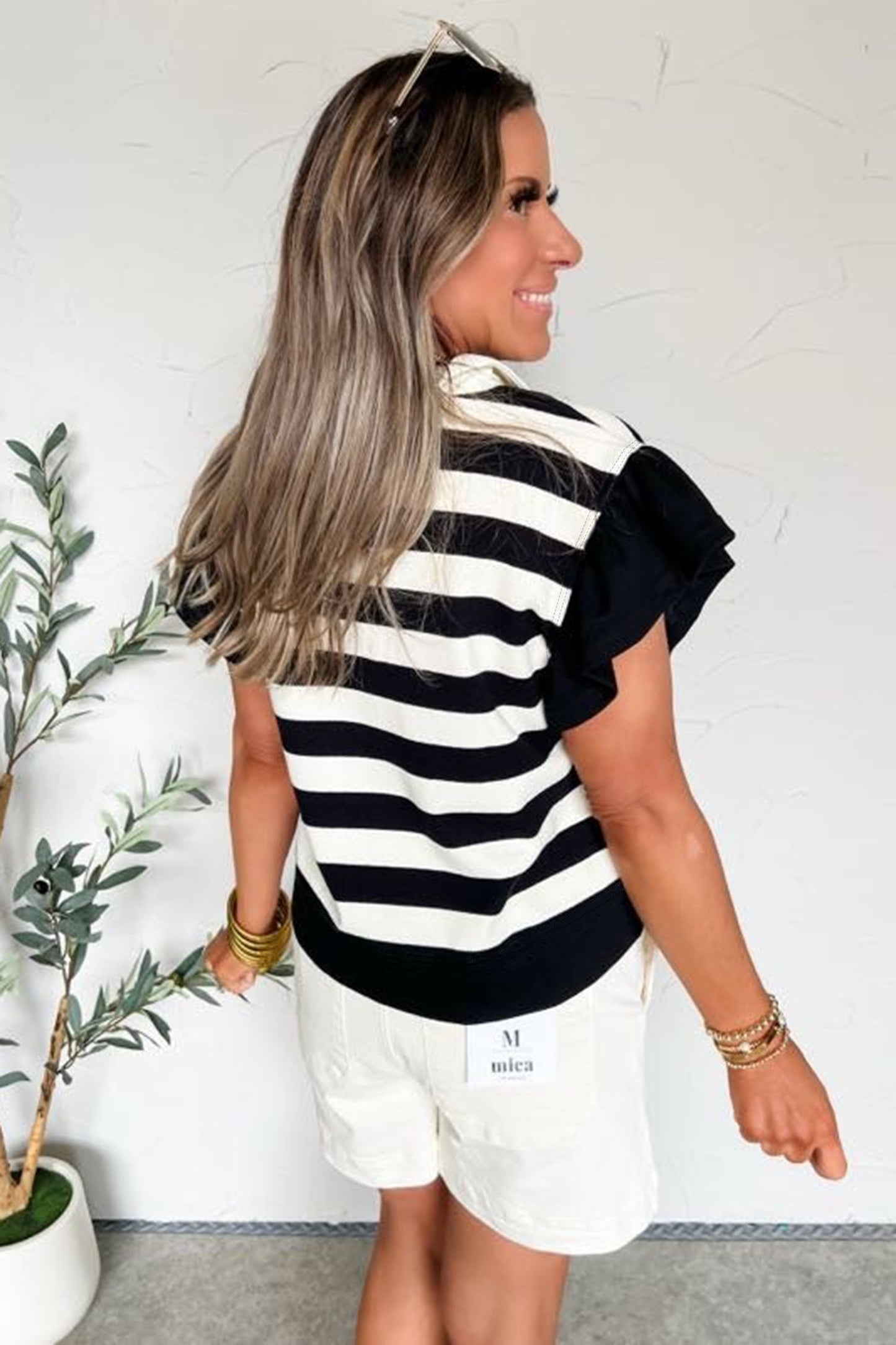 Blusa rosa a rayas con cuello en V y manga corta con volantes