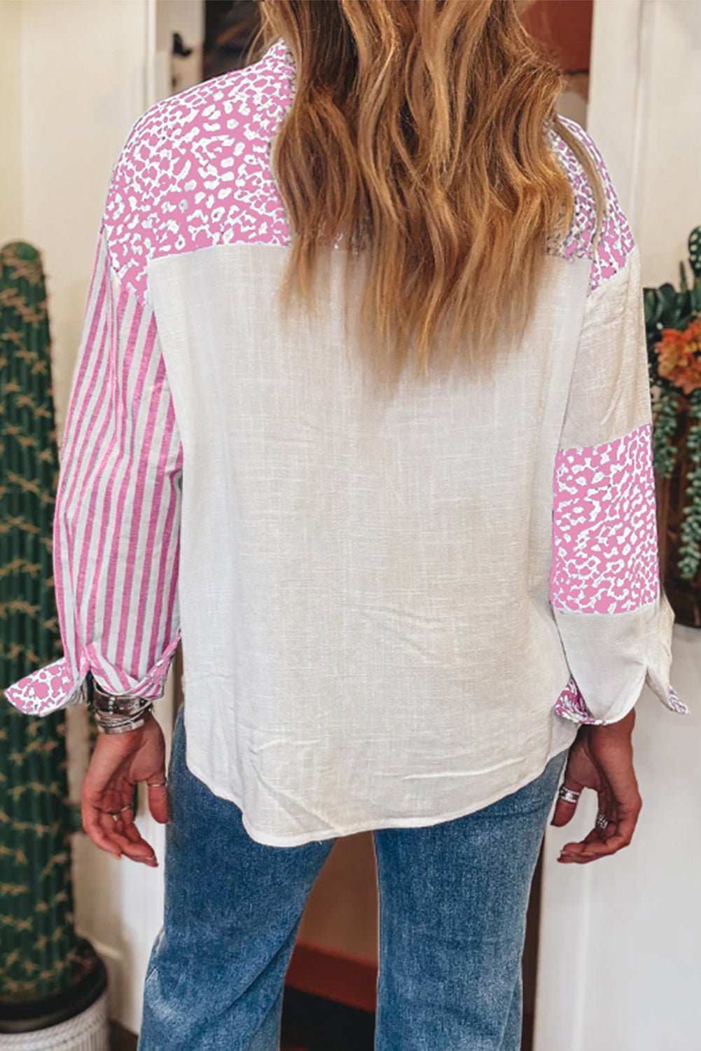 Camisa de botones con estampado de leopardo rosa a rayas y retazos