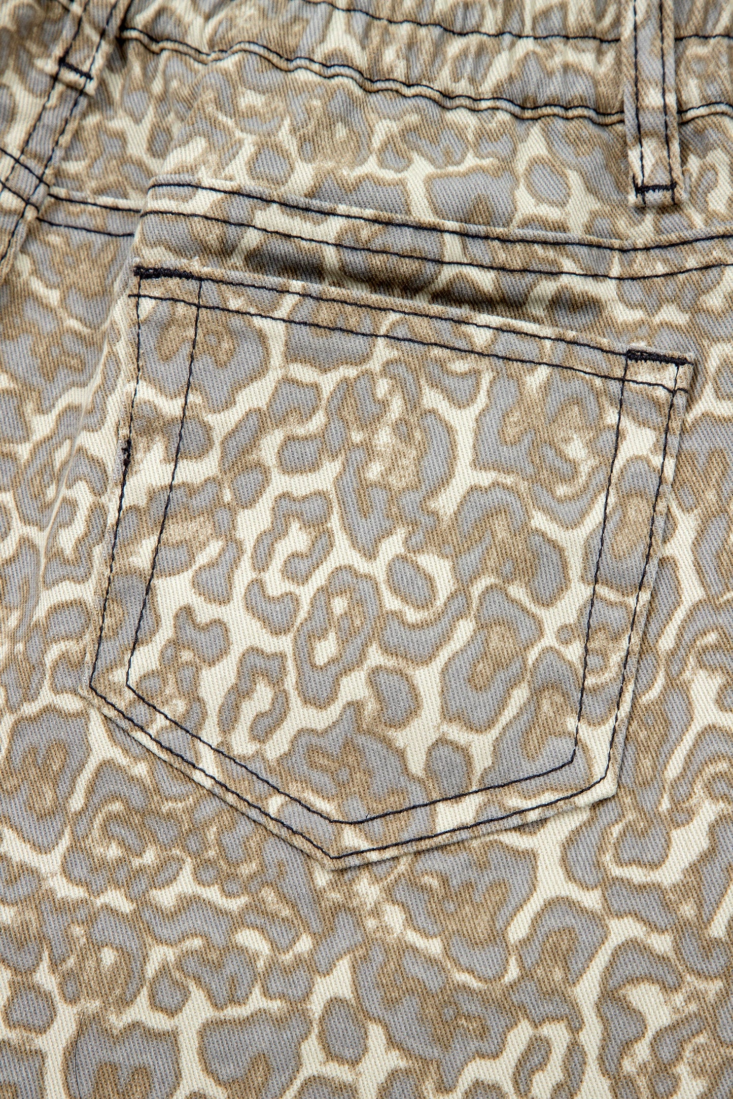 Pantalones cortos de mezclilla caqui con estampado de leopardo y borde sin rematar