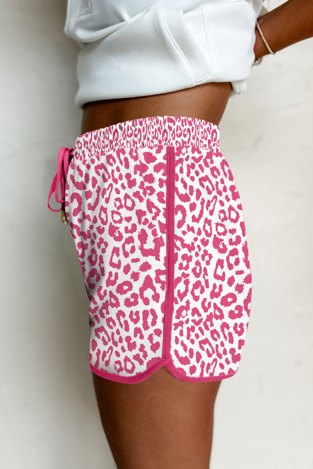 Pantalones cortos casuales con estampado de leopardo rosa, cintura elástica y cordones con ribete en contraste