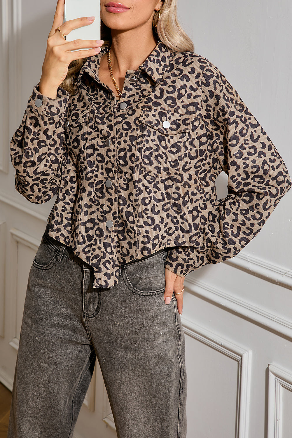 Chaqueta Corta de Leopardo Caqui Oscuro con Bajo Sin Rematar