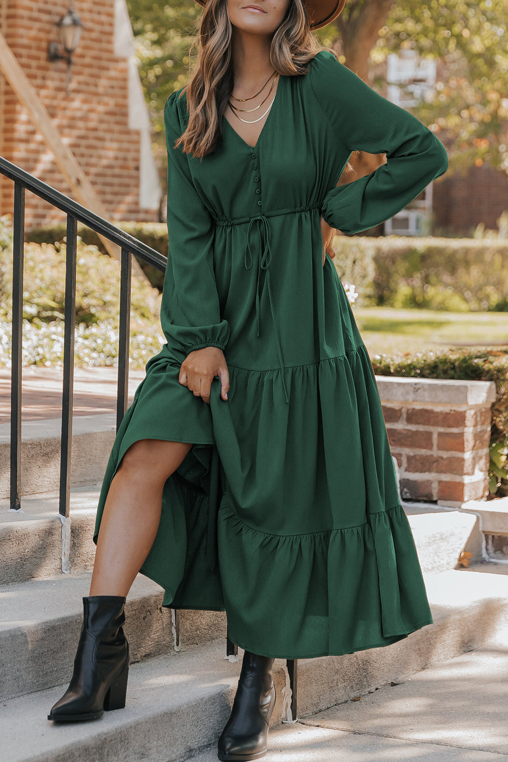 Vestido maxi escalonado con cuello en V y botones de manga larga, liso, verde negruzco
