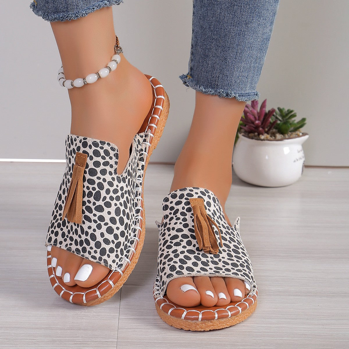 Sandalias de leopardo con flecos y punta abierta
