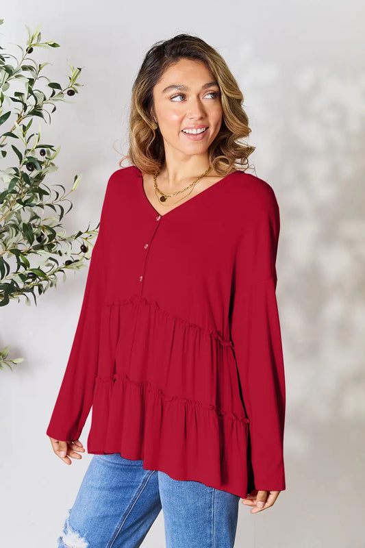 Blusa de manga larga con medio botón, bajo con volante y efecto doble