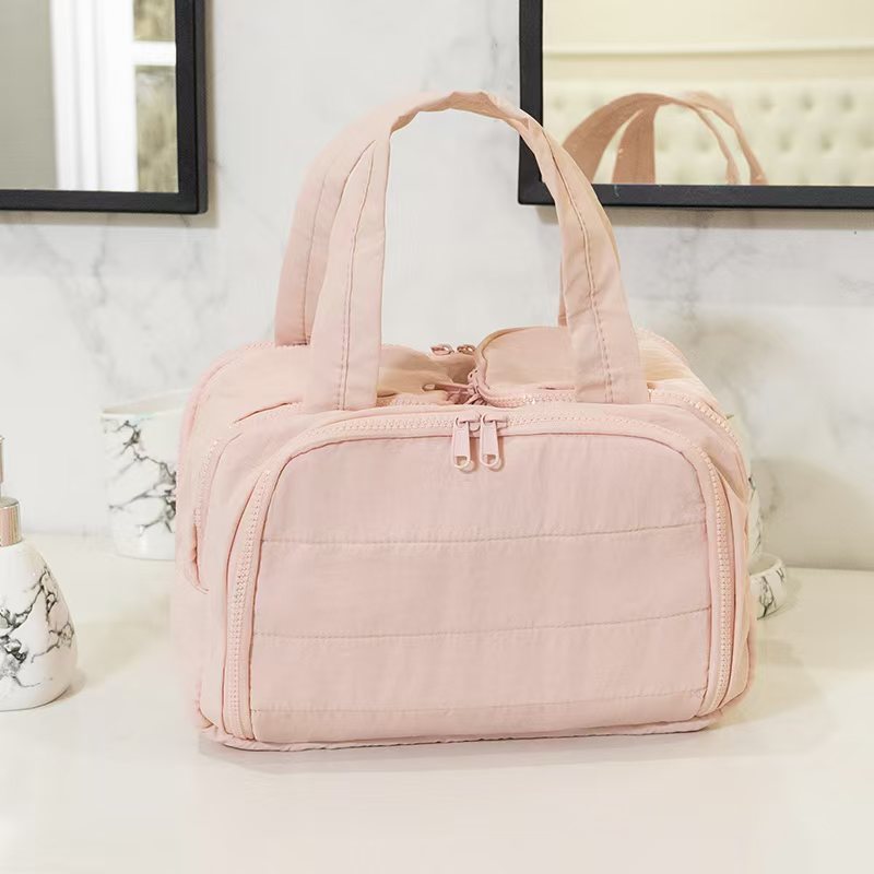 Lightweight And Large Capacity Partition Storage Travel Bag