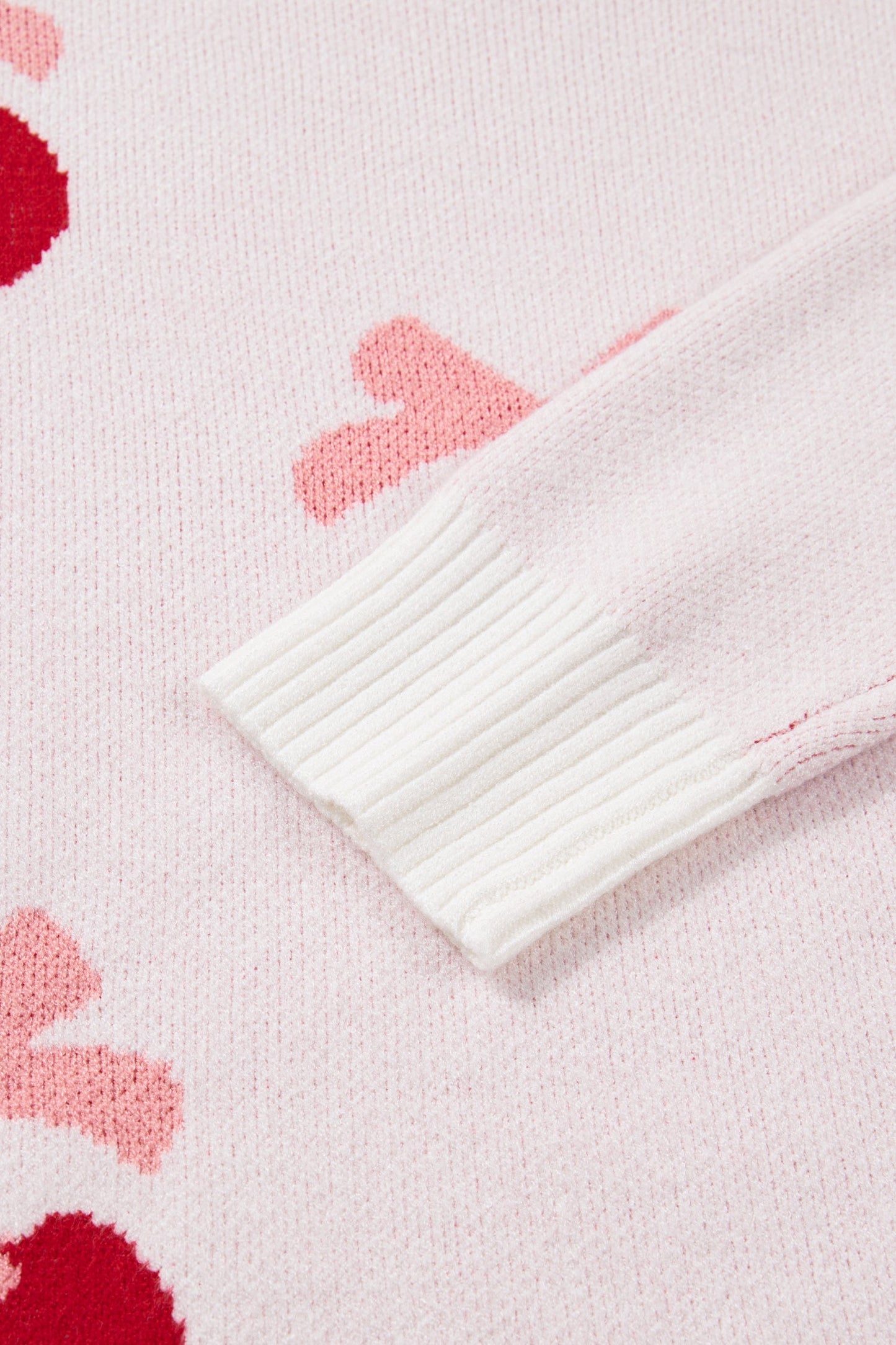 Suéter blanco con estampado de cerezas y hombros caídos