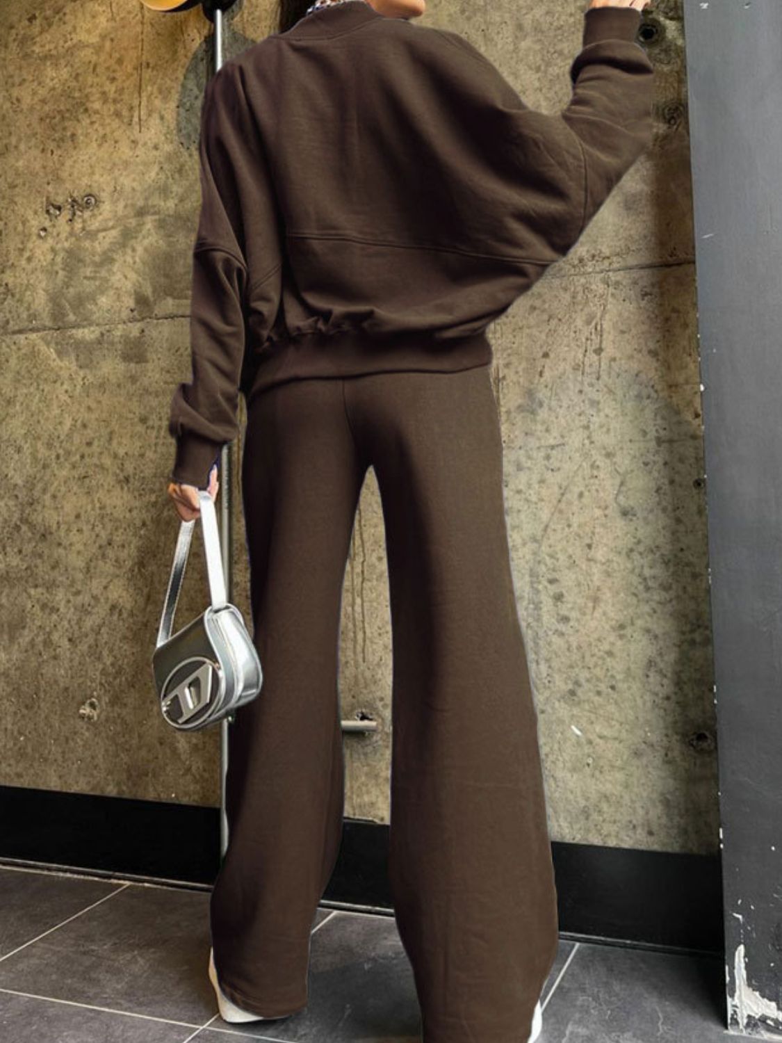 Conjunto de top con cremallera y cuello estilo béisbol y pantalones con cordón